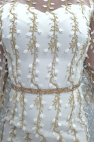 Abito a tubino aderente in tulle bianco avorio con fantasia floreale e maniche lunghe, moda-mania, abiti corti elegante.