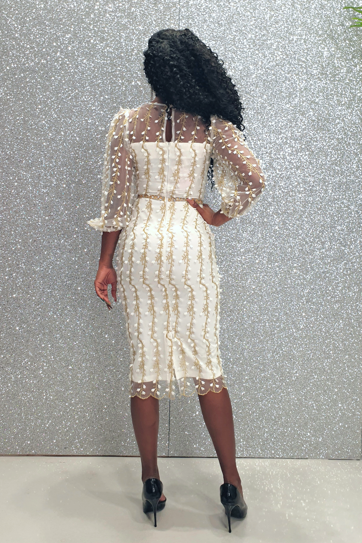 Abito a tubino aderente in tulle bianco avorio con fantasia floreale e maniche lunghe, firmato Moda-Mania.