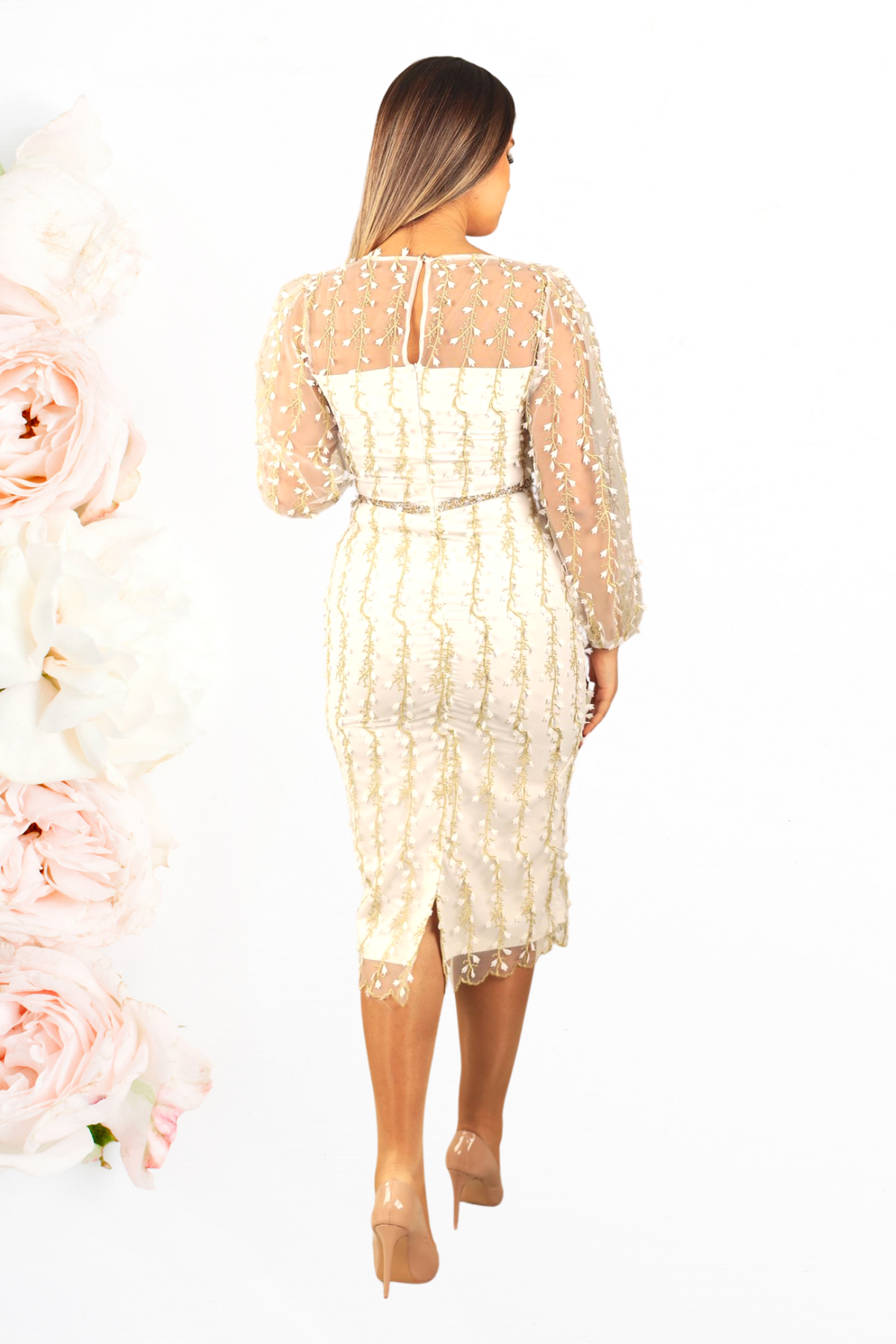 Abito a tubino aderente in tulle bianco avorio con fantasia floreale e maniche lunghe, firmato Moda-Mania.