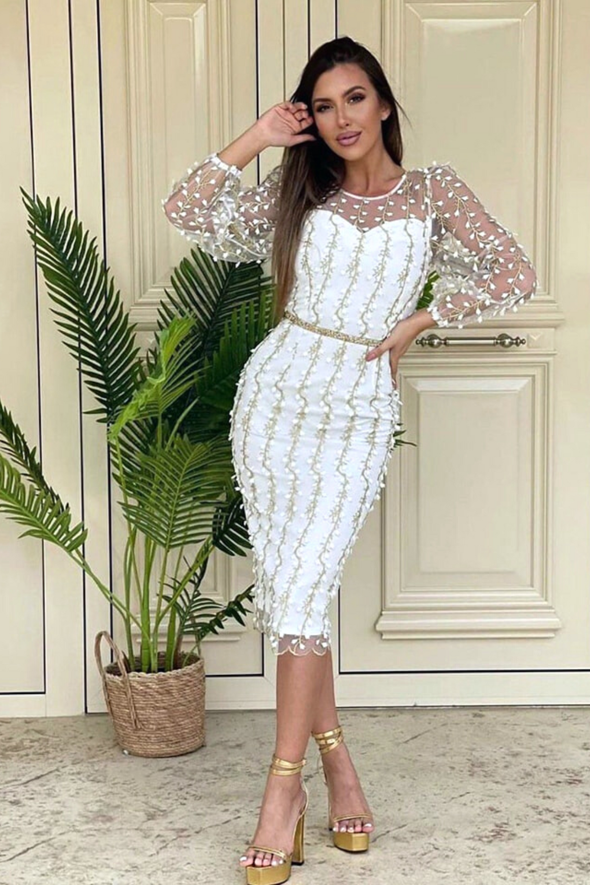 Abito tubino aderente in tulle bianco avorio con fantasia floreale e maniche lunghe, marchio Moda-Mania, abiti corti elegante.