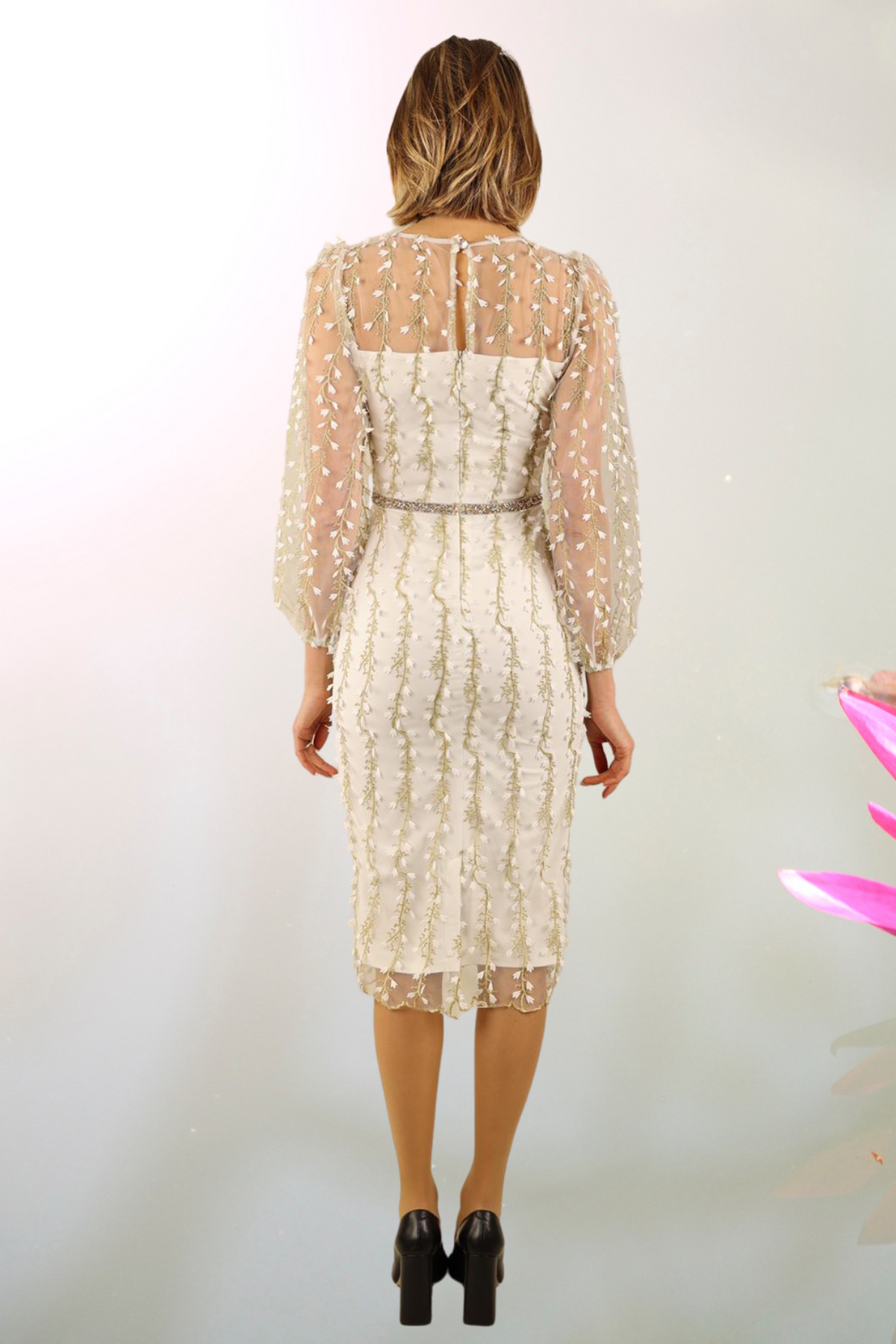 Abito a tubino aderente in tulle bianco avorio con fantasia floreale e maniche lunghe, firmato Moda-Mania.
