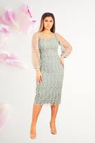 Abito a tubino aderente in tulle verde acqua con fantasia floreale e maniche lunghe, moda-mania, abiti corti elegante e femminile