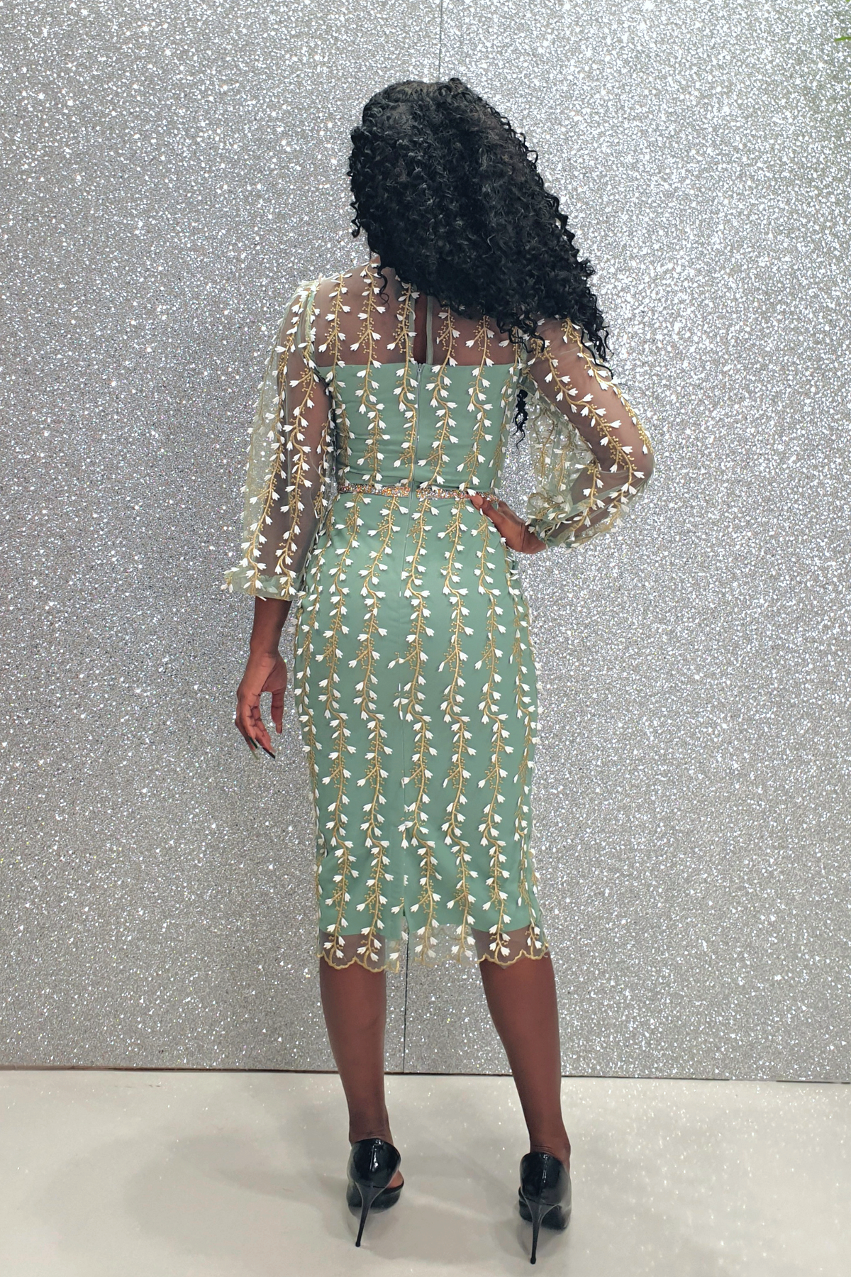 Abito a tubino aderente in tulle verde acqua con fantasia floreale e maniche lunghe, moda-Mania, abiti corti elegante.