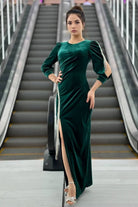 Abito lungo aderente in velluto verde smeraldo con frange in strass e spacco laterale, vestito elegante Moda-Mania