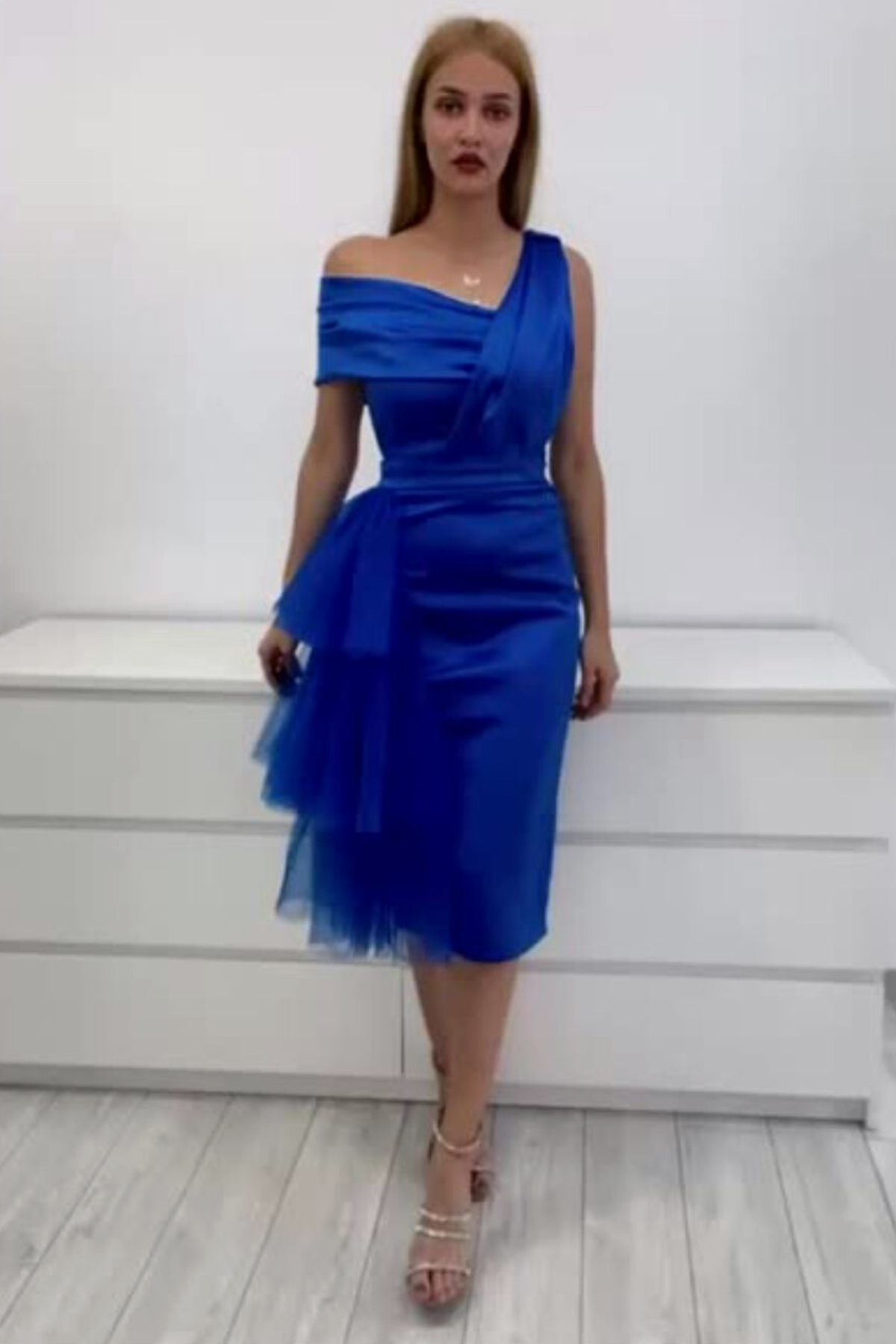 Abito midi aderente blu elettrico in taffetà Moda Mania con scollo asimmetrico e dettagli di tulle con volants laterali.