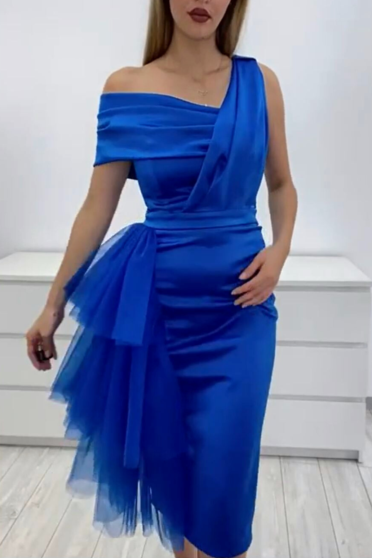 Abito aderente midi blu elettrico in taffetà con scollo asimmetrico e volants laterali in tulle, firmato Moda Mania.