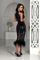 Abito midi aderente nero in paillettes con scollo all'americana, spacco posteriore e dettagli di piume, di Moda-Mania.