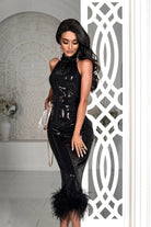 Abito midi nero aderente in paillettes con scollo all'americana, spacco posteriore e dettagli di piume, Moda-Mania.