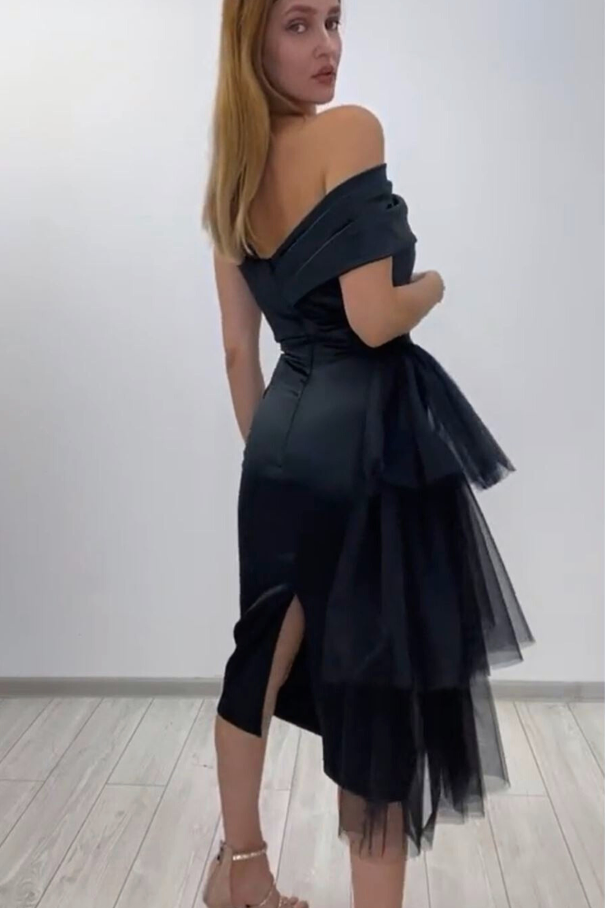 Abito aderente midi nero in taffetà Moda-Mania con scollo asimmetrico e dettaglio laterale a volants in tulle.