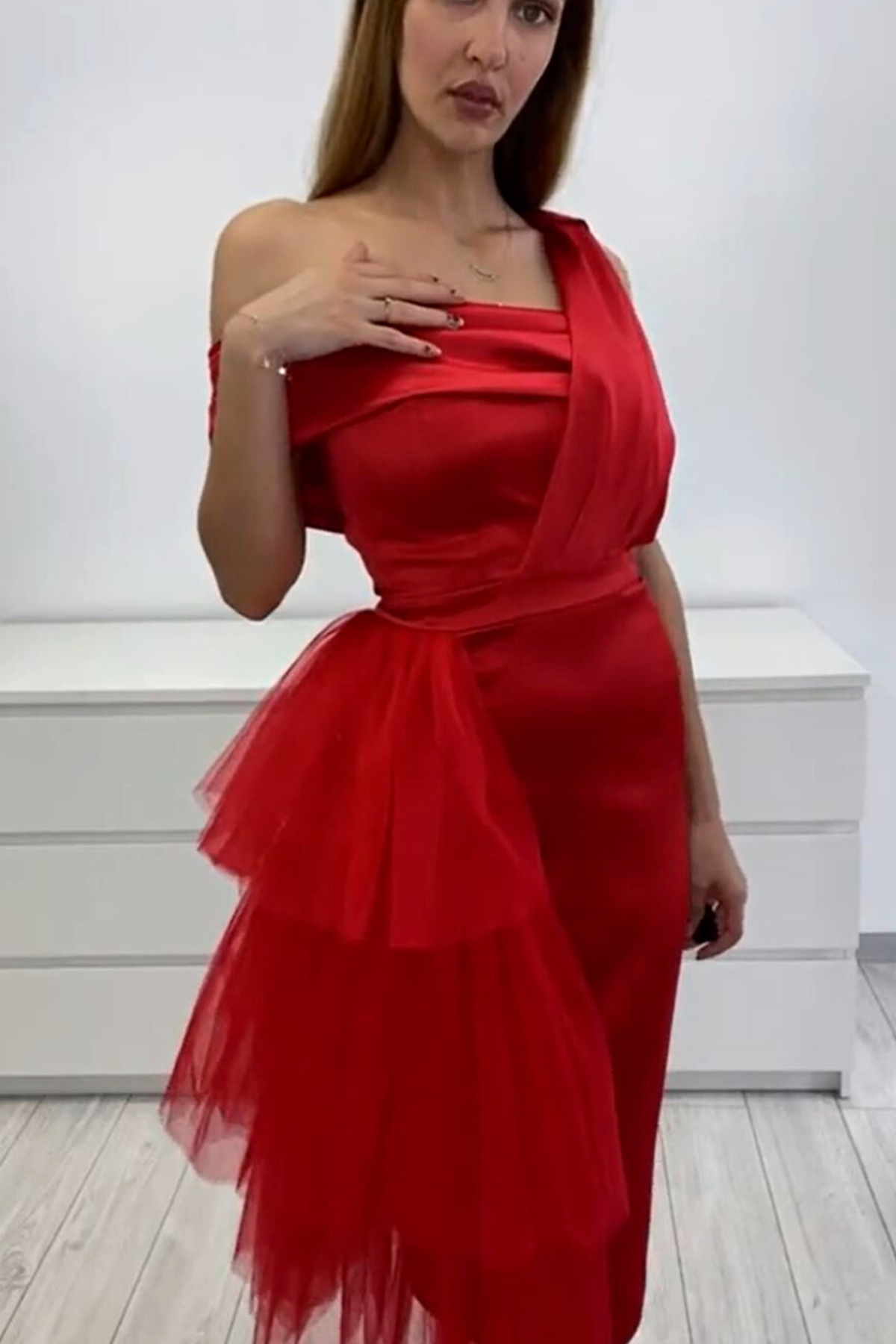 Abito aderente midi rosso in taffetà con scollo asimmetrico e dettagli di tulle con volants laterali, Moda-Mania.