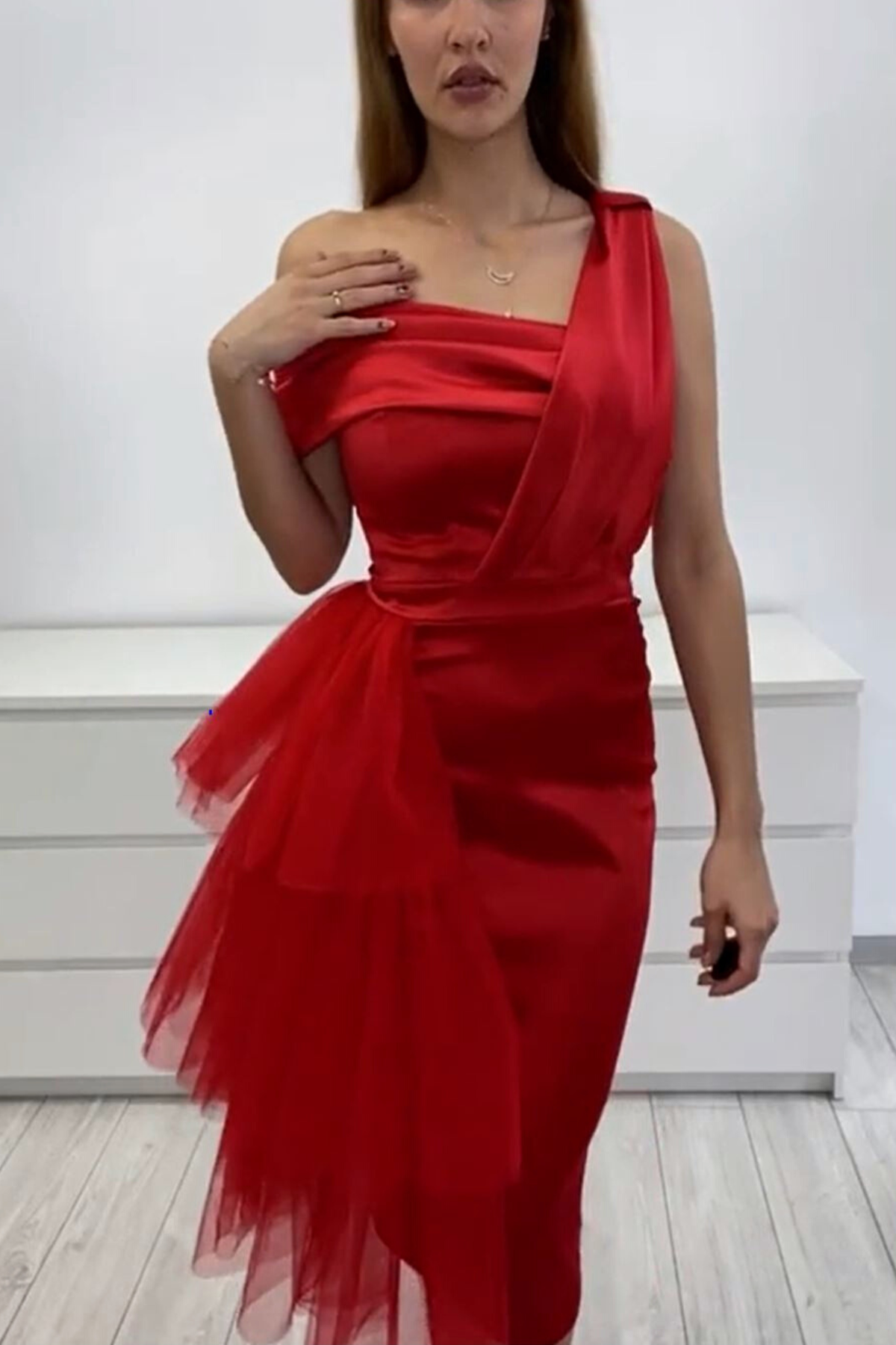 Abito aderente midi rosso in taffetà Moda-Mania con scollo asimmetrico e volants laterali in tulle, vestibilità elegante e sofisticata.