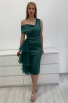 Abito aderente midi verde smeraldo in taffetà con scollo asimmetrico e volants laterali in tulle, moda Mania.