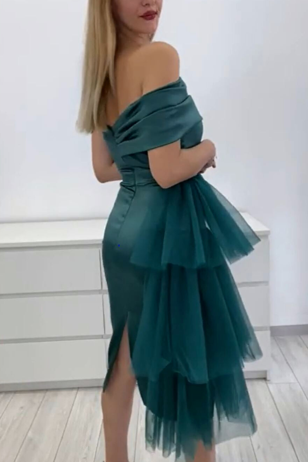 Abito aderente midi verde smeraldo Moda-Mania in taffetà con scollo asimmetrico e volants laterali in tulle.