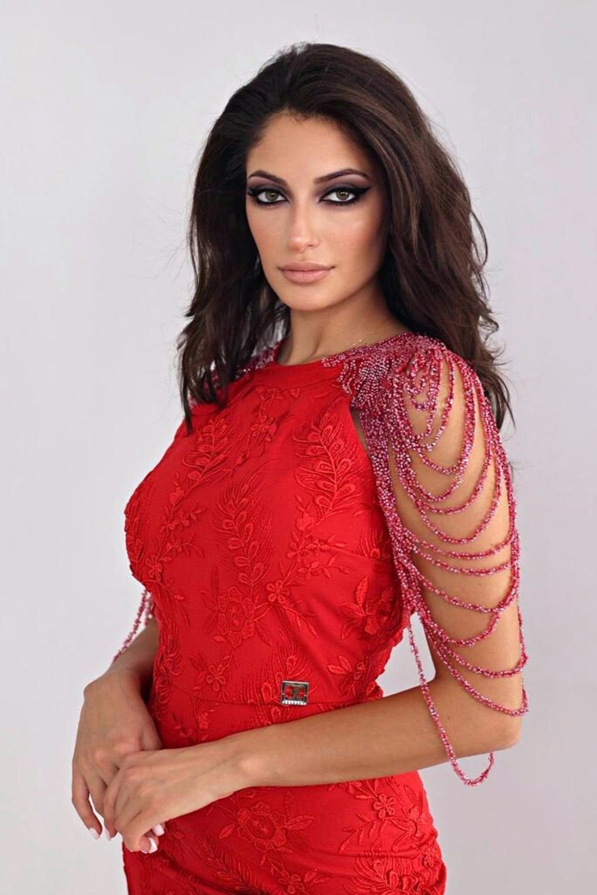 Abito midi aderente rosso con ricami floreali e dettagli in perline sulle spalle, moda-Moda-Mania, eleganza femminile.