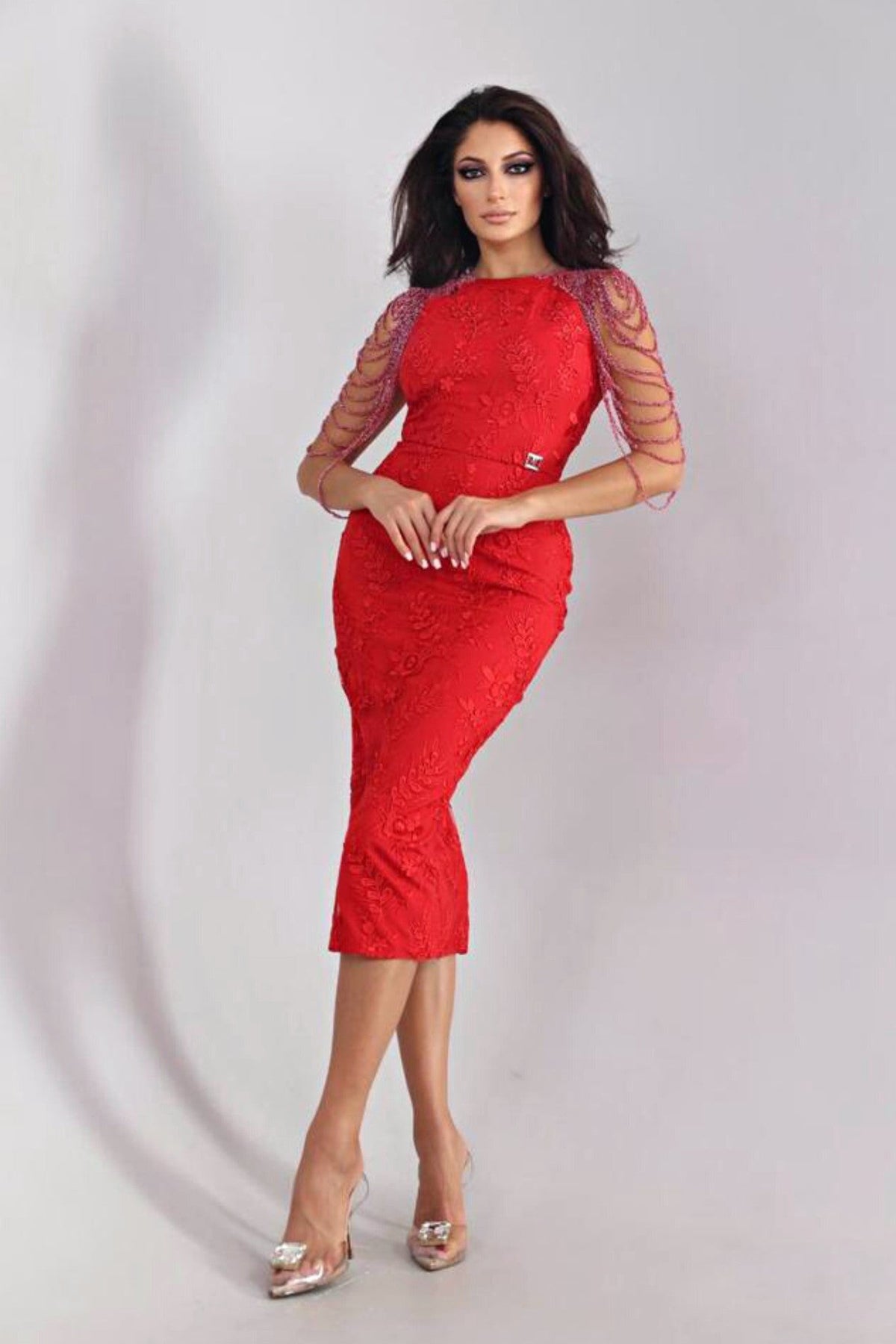 Abito midi aderente rosso Moda-Mania con ricami floreali e accessori in perline sulle spalle, dettagli eleganti e femminili