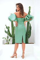 Abito midi aderente verde acqua in satinato con scollo a punta e maniche a palloncino, brand Moda-Mania, in tessuto lucido.