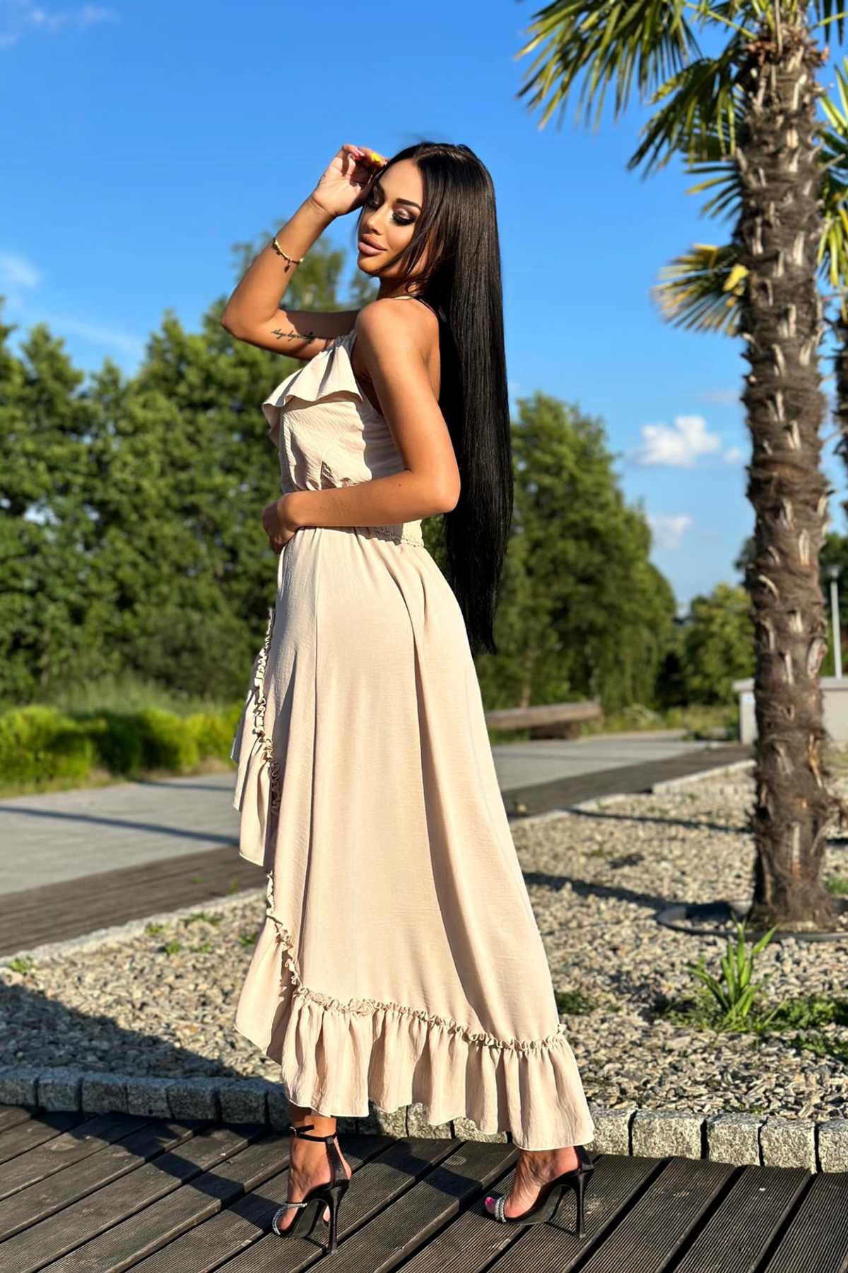 Abito beige chiaro corto davanti e lungo dietro con cintura elasticizzata e dettagli di volant, di Moda-Mania.