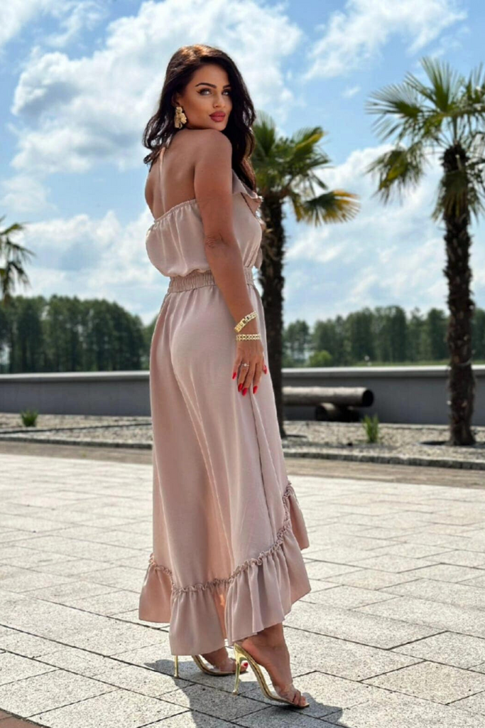 Abito beige chiaro corto davanti e lungo dietro con cintura elasticizzata e rifinito da volants