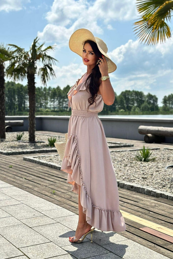 Abito beige chiaro corto davanti e lungo dietro con cintura elasticizzata e rifinito da volants