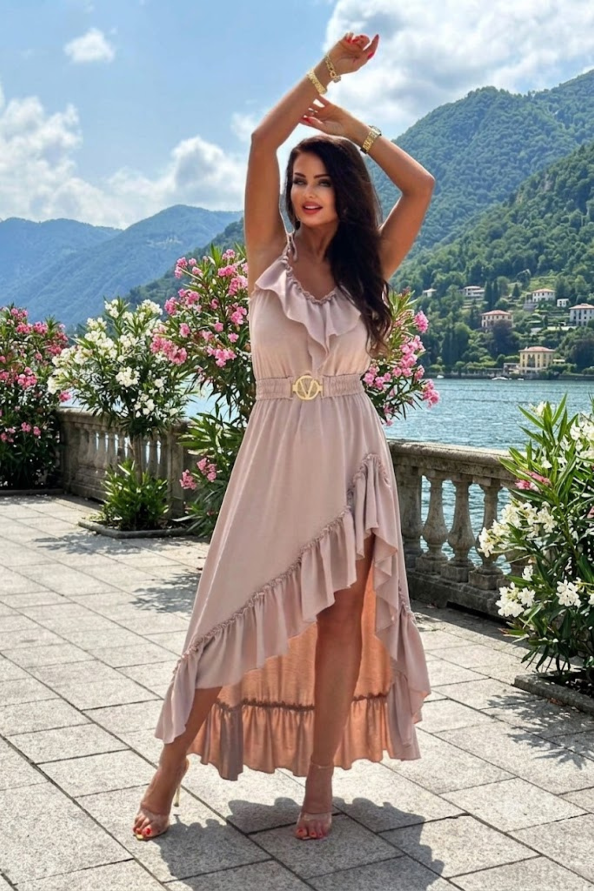 Abito corto beige chiaro Moda-Mania con volant, cintura elasticizzata e gonna lunga dietro, stile elegante e femminile