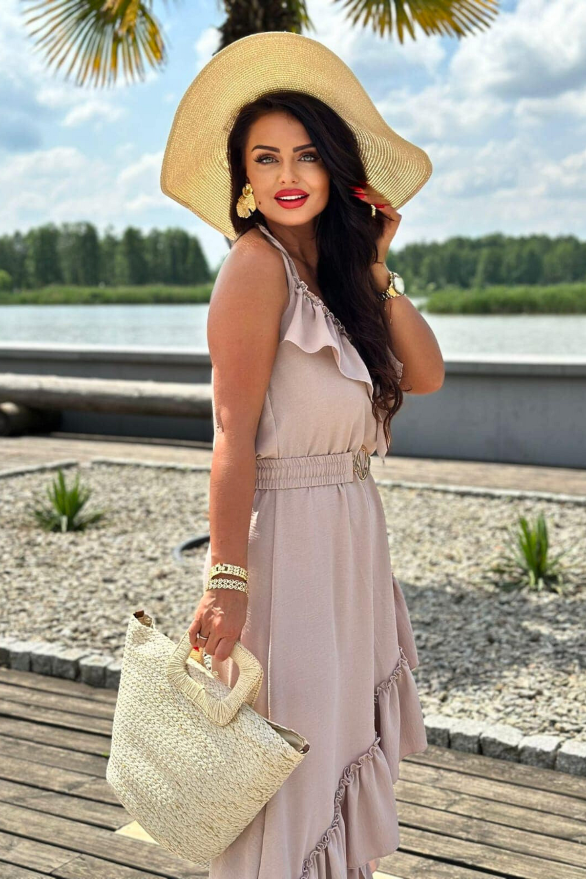 Abito corto beige chiaro Moda-Mania con dettagli volants, cintura elasticizzata e gonna lunga dietro, stile elegante e femminile