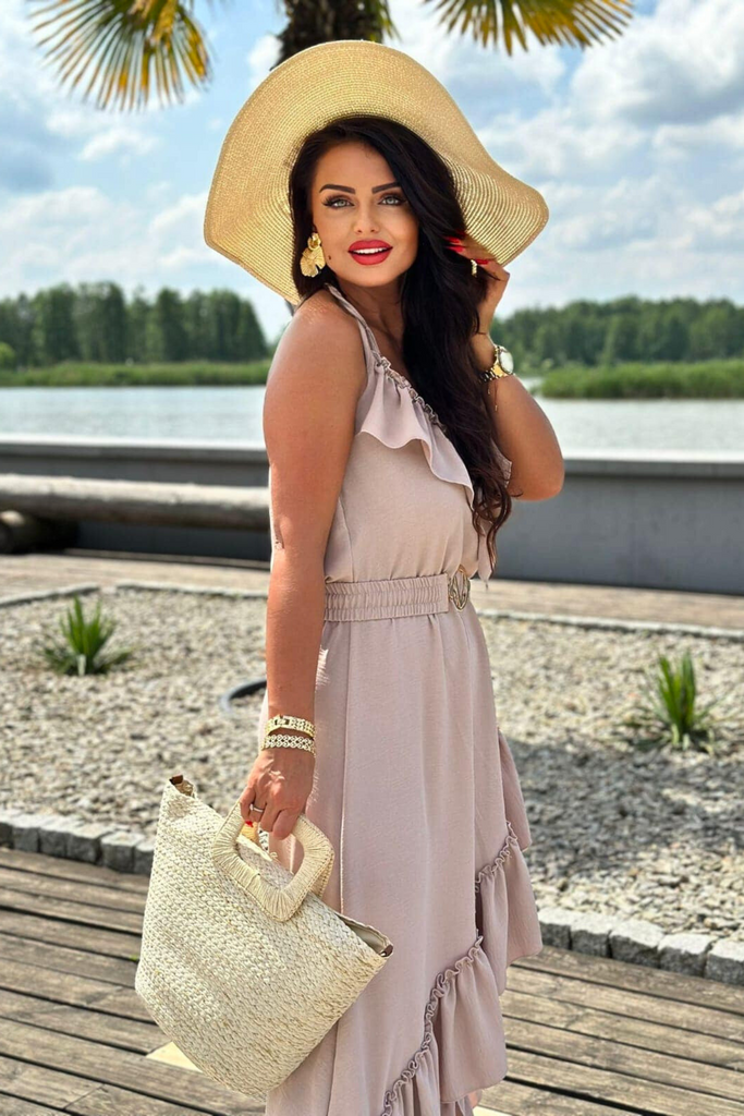 Abito beige chiaro corto davanti e lungo dietro con cintura elasticizzata e rifinito da volants