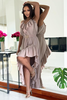 Abito corto beige chiaro Moda-Mania con volant, cintura elasticizzata, davanti corto e dietro lungo, stile elegante e femminile