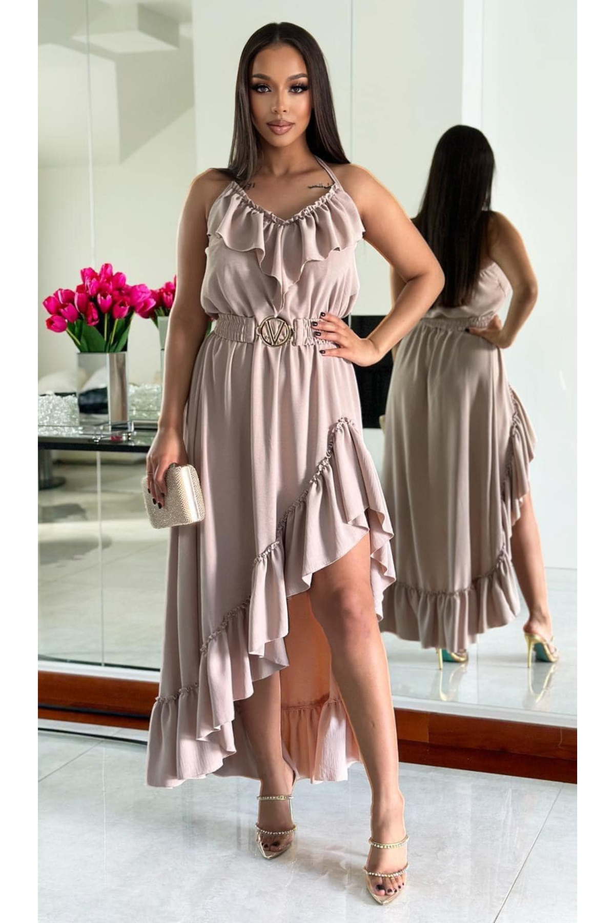 Abito corto beige chiaro Moda-Mania con gonna lunga, cintura elasticizzata e dettagli di volants davanti e dietro.