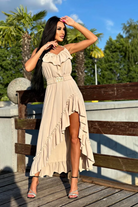 Abito corto beige chiaro Moda-Mania con gonna lunga dietro, cintura elasticizzata e dettagli di volants, stile elegante e femminile.