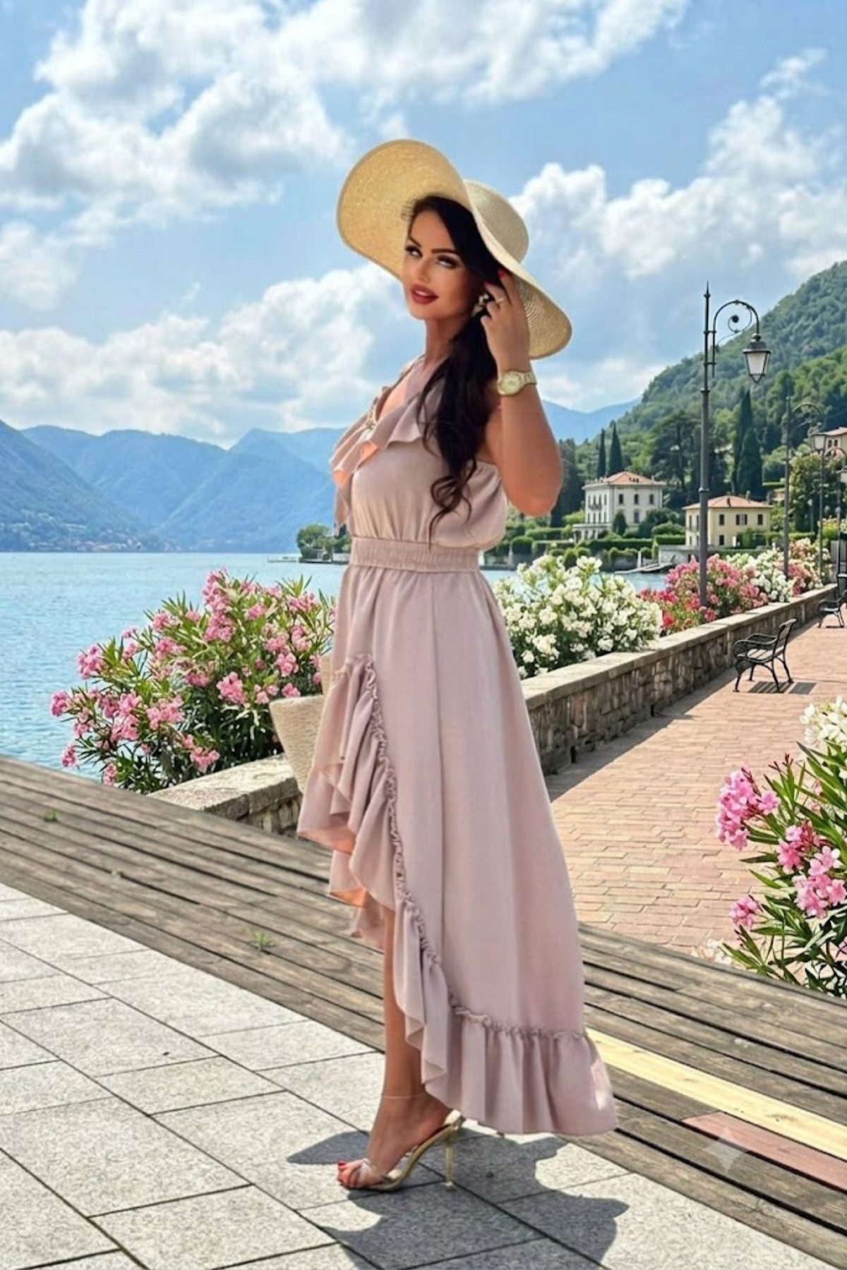 Abito beige corto davanti e lungo dietro con cintura elasticizzata e dettaglio di volants, Moda-Mania.