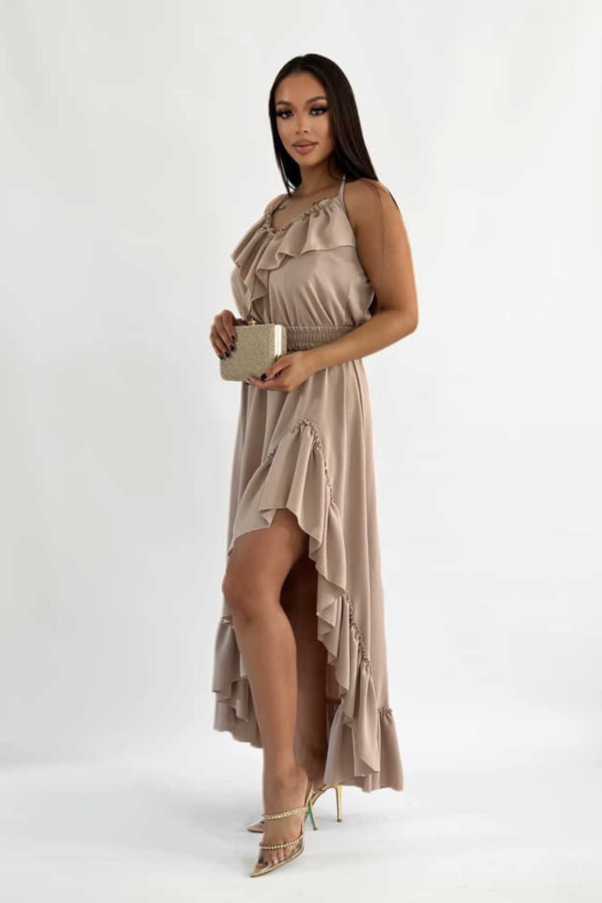 Abito corto beige chiaro Moda-Mania con cintura elasticizzata e dettagli di volant, davanti corto e dietro lungo.