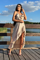 Abito beige chiaro corto davanti e lungo dietro con cintura elasticizzata e dettagli di volants, moda-mania abiti corti.