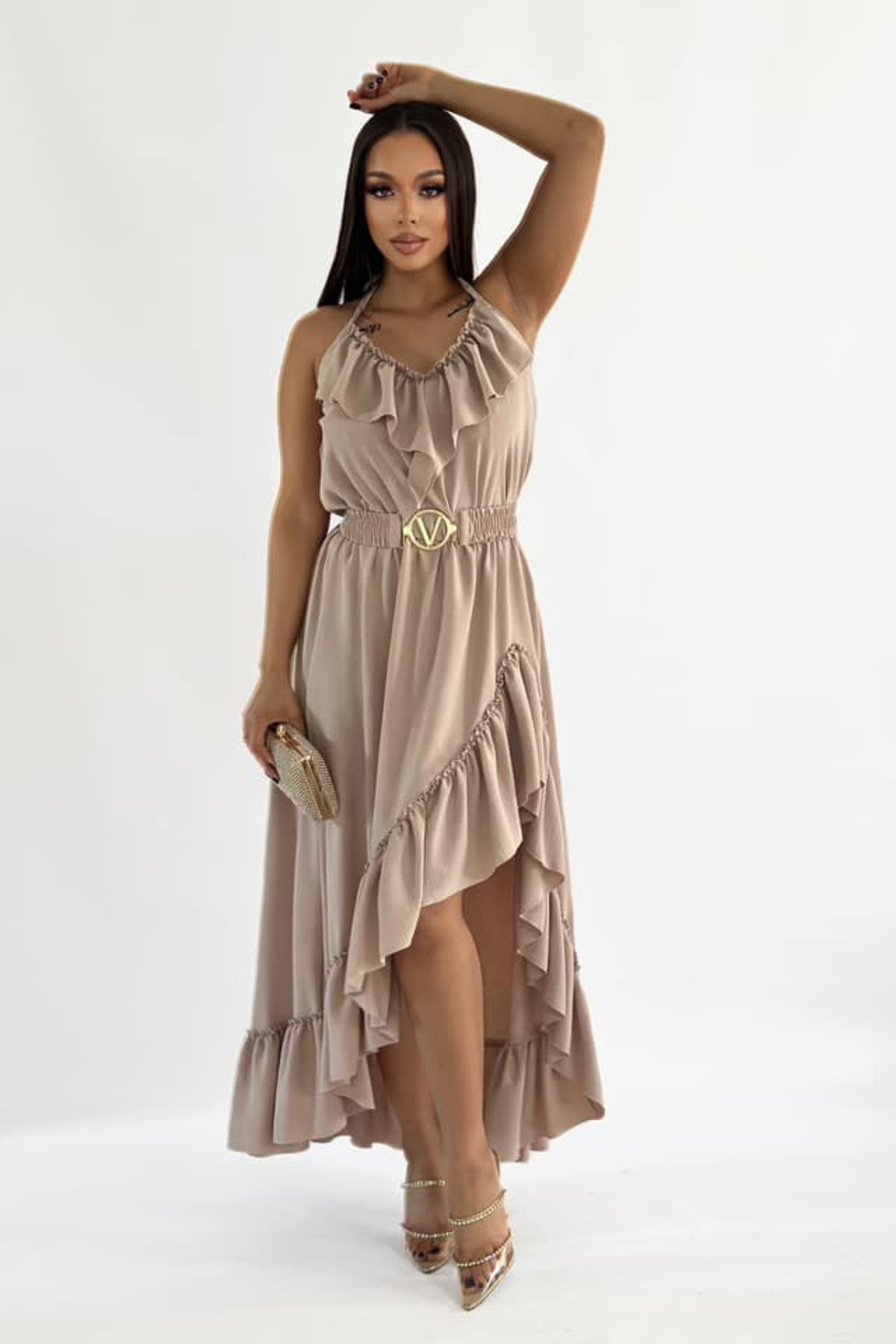 Abito beige corto davanti e lungo dietro di Moda-Mania con cintura elasticizzata e dettagli di volants, perfetto per occasioni estive.