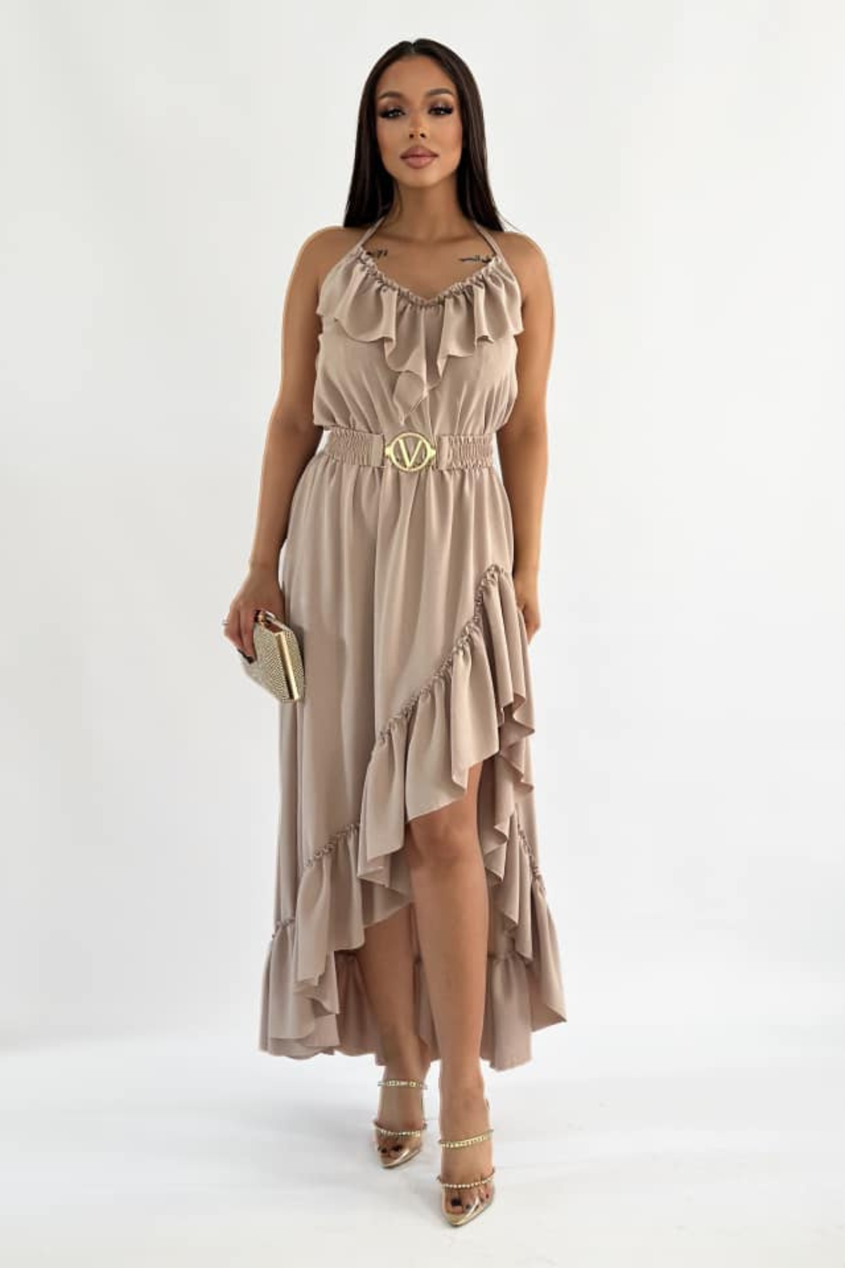Abito corto beige chiaro Moda-Mania con gonna lunga dietro, cintura elasticizzata e dettagli volant, fronte corto e retro lungo.