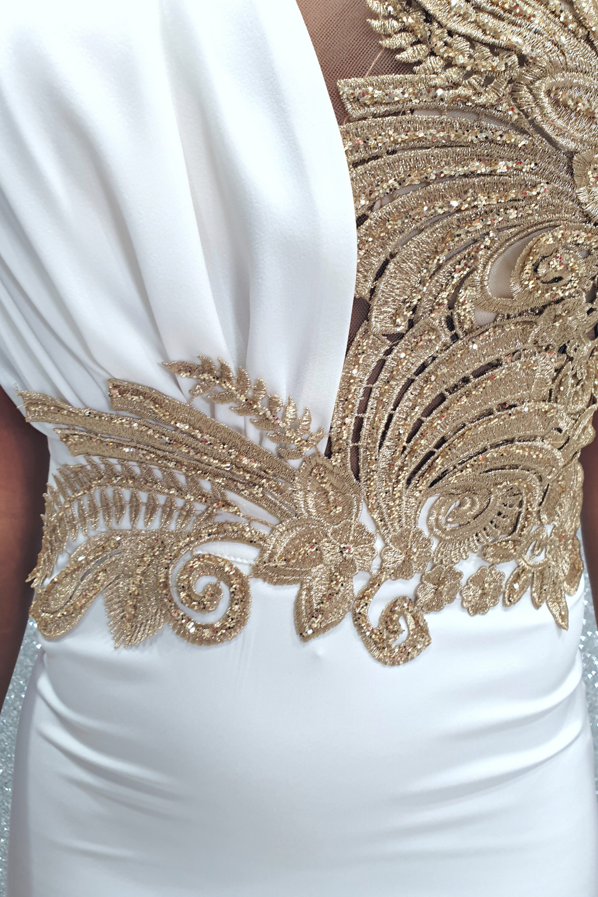 Abito bianco aderente midi Bby alla romana con ricami dorati, abiti corti eleganti e sofisticati, visibile in dettaglio.