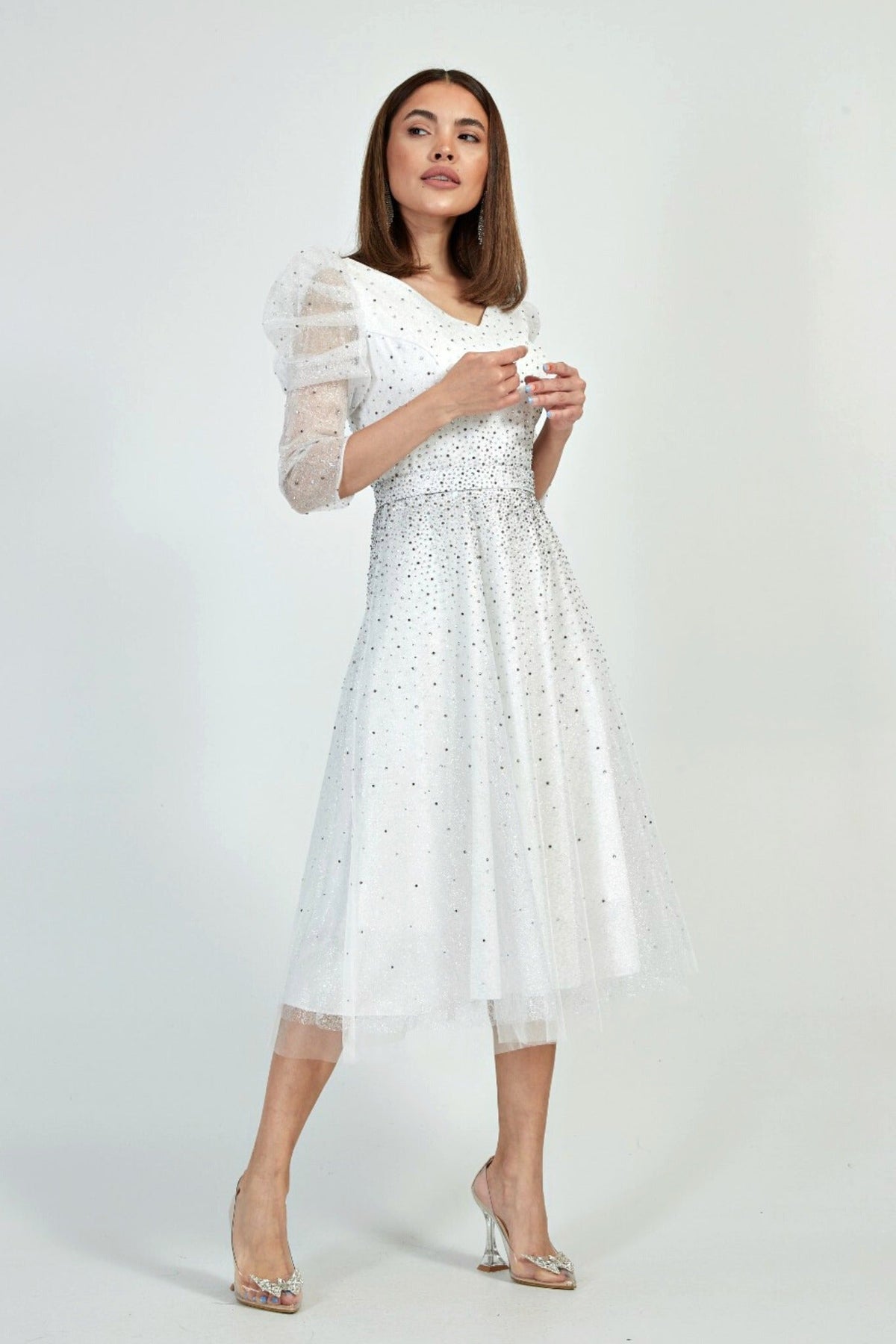 Abito midi bianco da cerimonia Moda-Mania in tulle lamè e chiffon decorato con brillantini, elegante e raffinato.