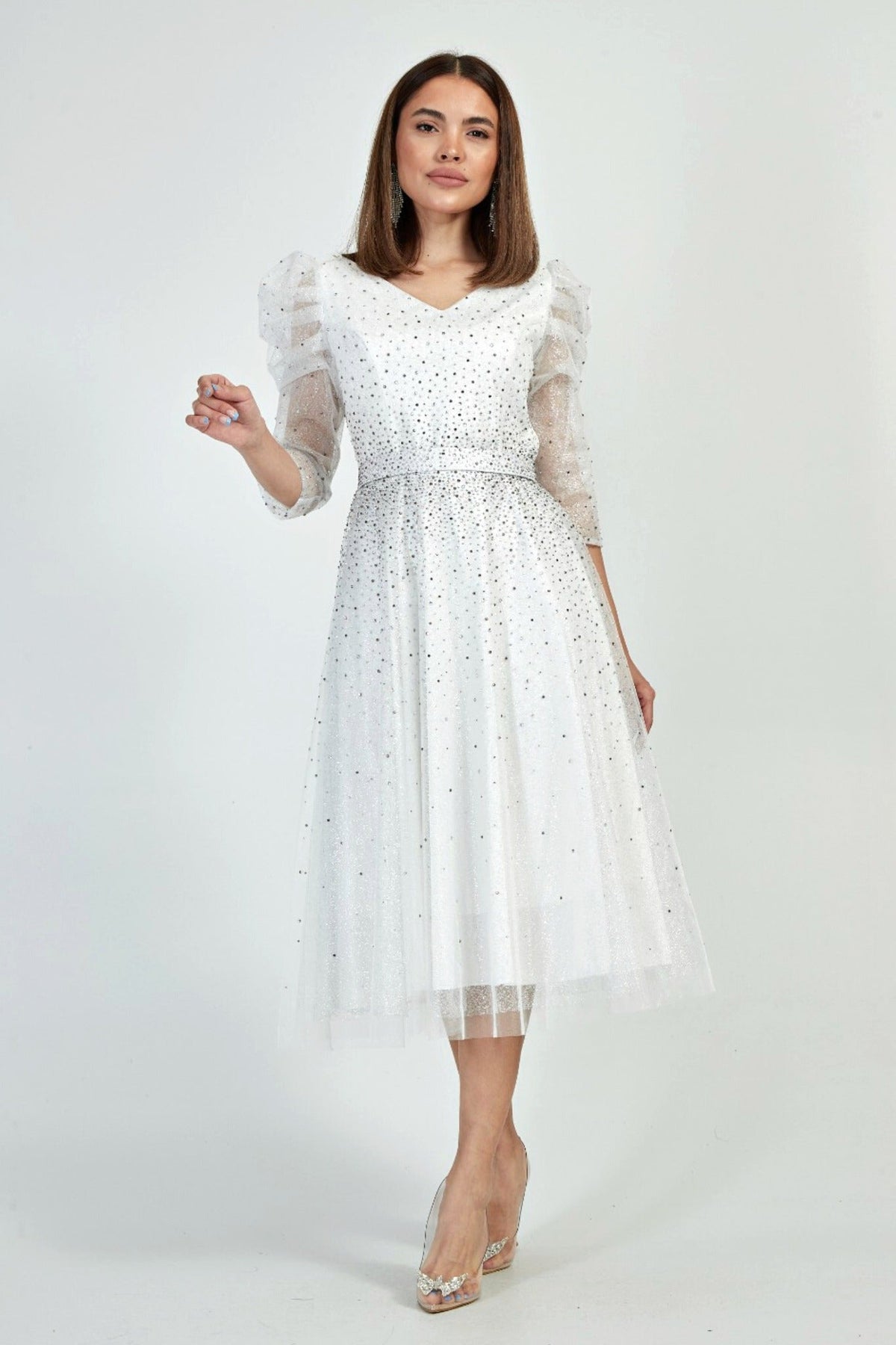 Abito midi bianco da cerimonia in tulle lamè e chiffon decorato con brillantini, firmato Moda-Mania, mostra dettagli eleganti e raffinati.