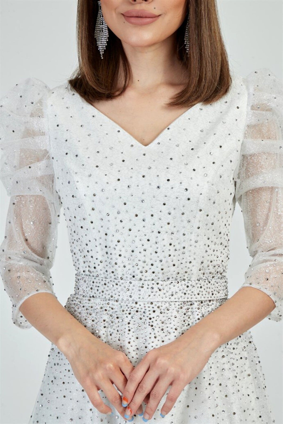 Abito midi bianco da cerimonia Moda-Mania in tulle lamè e chiffon decorato con brillantini, elegante e raffinato.