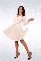 Abito bianco svasato con maniche lunghe e cintura, brand Moda-Mania, mostrato su modella in immagine.