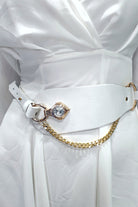 Abito bianco svasato con maniche lunghe e cintura, abito corto Moda-Mania, dettaglio con accessoriata cintura in tessuto.