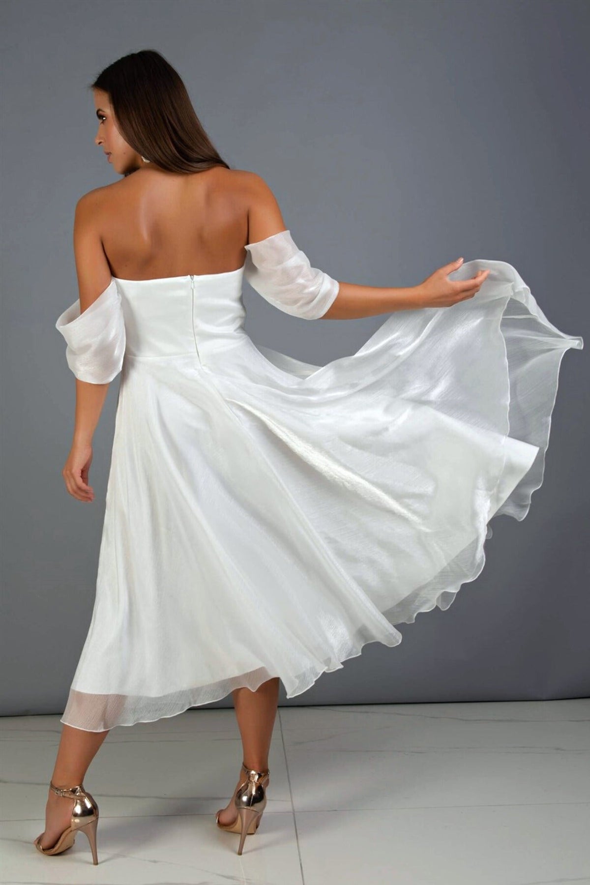 Abito midi bianco svasato in organza con scollo a cuore e maniche cadenti, di Moda-Mania.