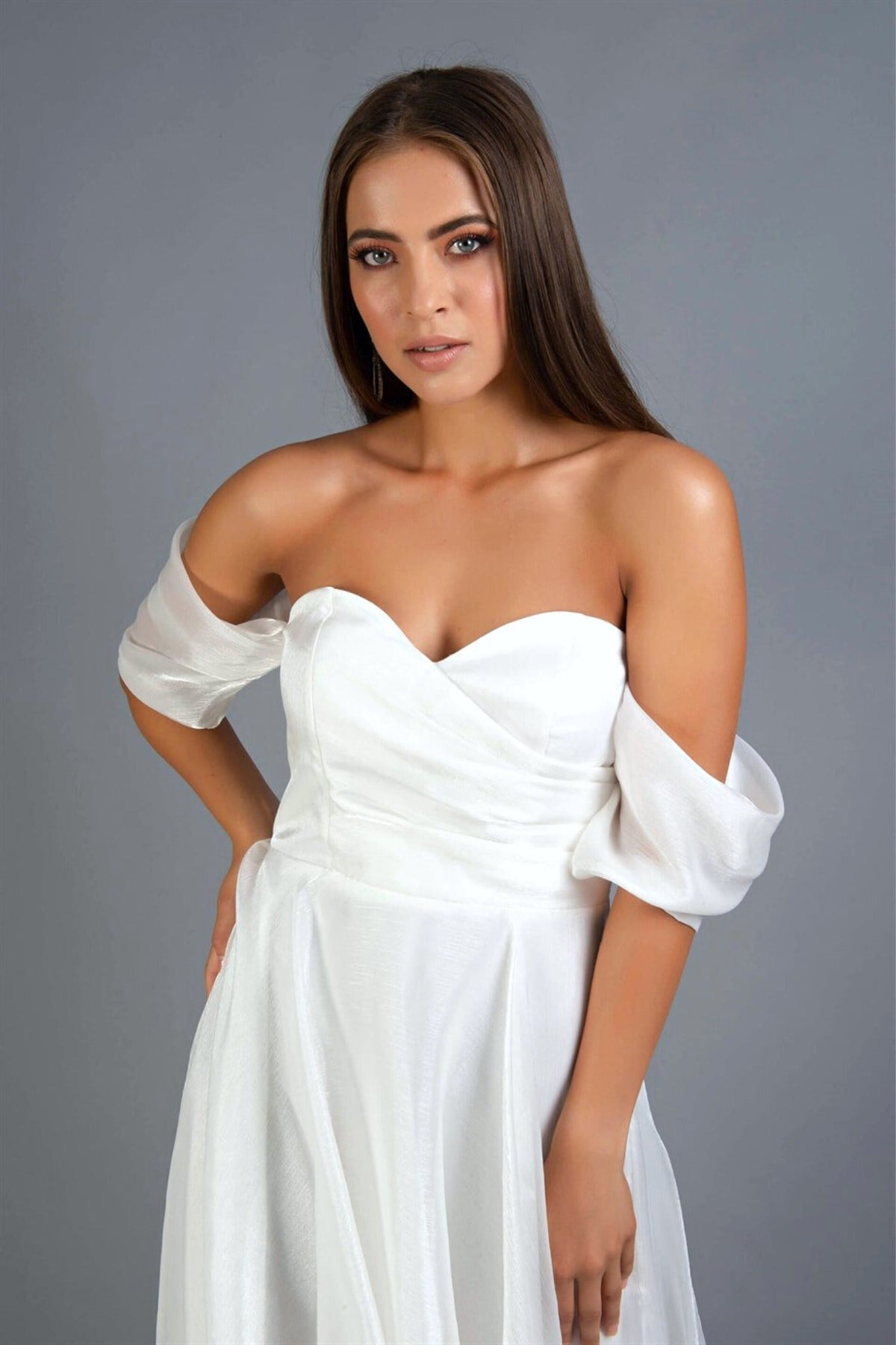 Abito midi bianco svasato in organza con scollo a cuore e maniche cadenti, moda-mania.