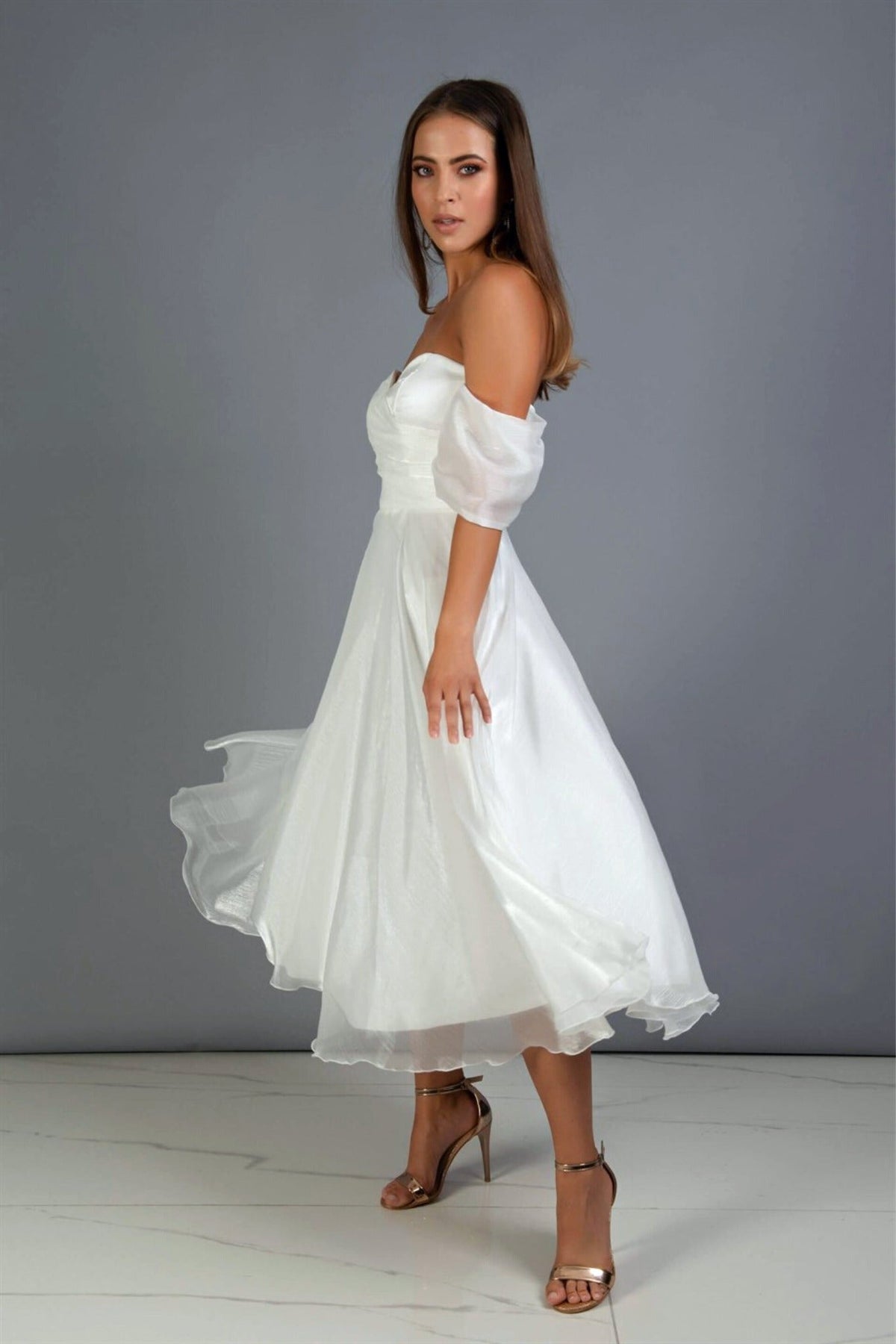 Abito midi bianco svasato in organza con scollo a cuore e maniche cadenti, firmato Moda-Mania.