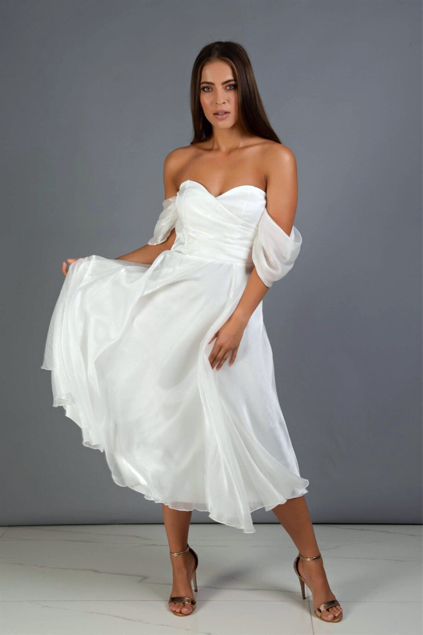 Abito bianco svasato midi in organza con scollo a cuore e maniche