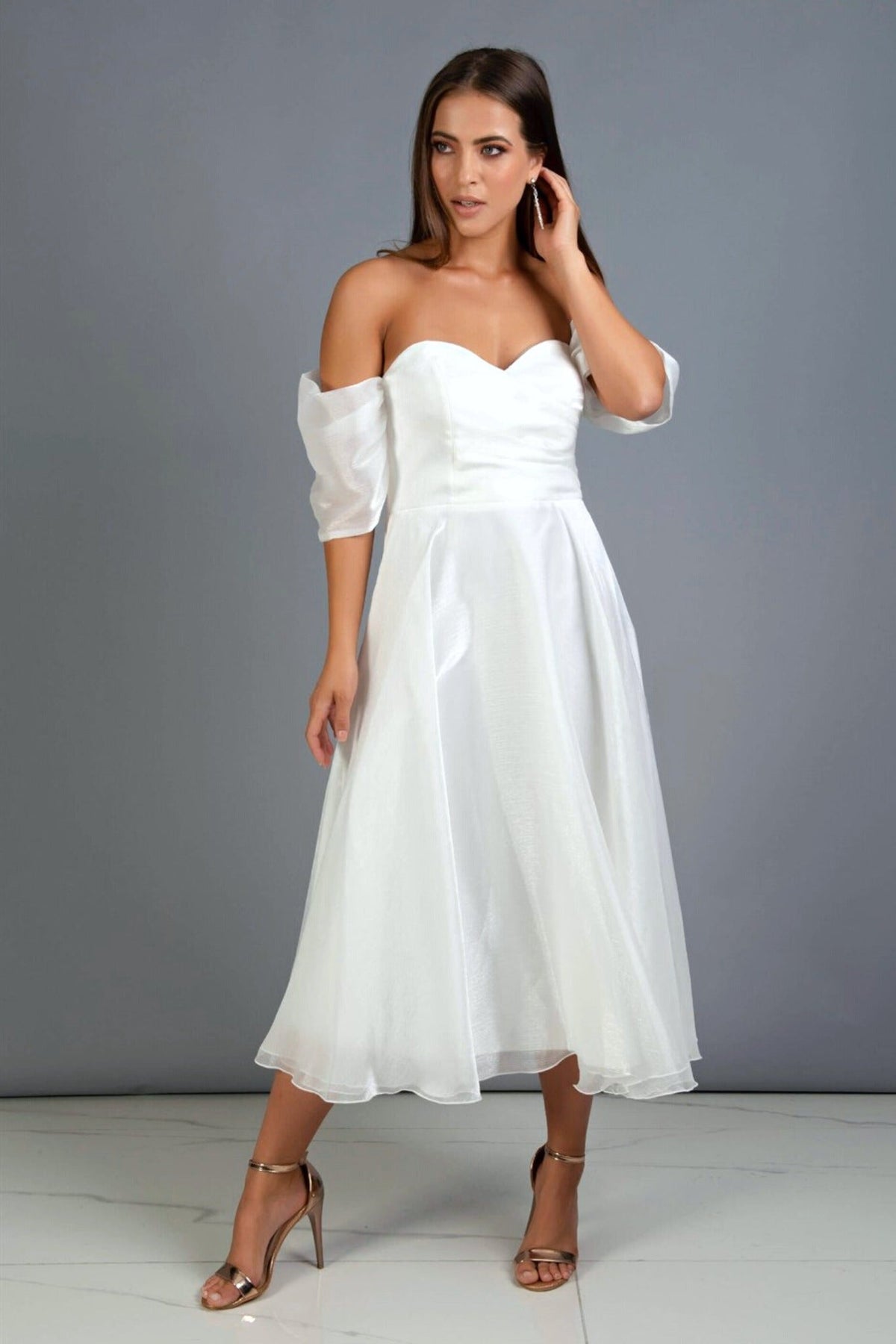 Abito midi bianco svasato in organza Moda-Mania con scollo a cuore e maniche cadenti, dettaglio elegante e leggero.