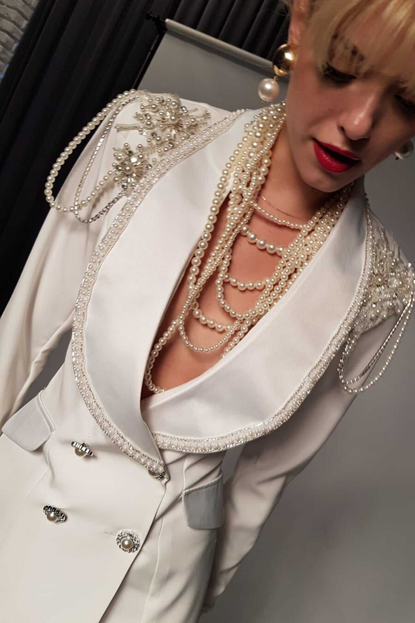 https://moda-mania.it/cdn/shop/files/abito-blazer-bianco-doppiopetto-bby-accessoriato-con-bottoni-gioiello-catenelle-e-decorazioni-in-perline-e-strass_1.jpg?v=1696287606