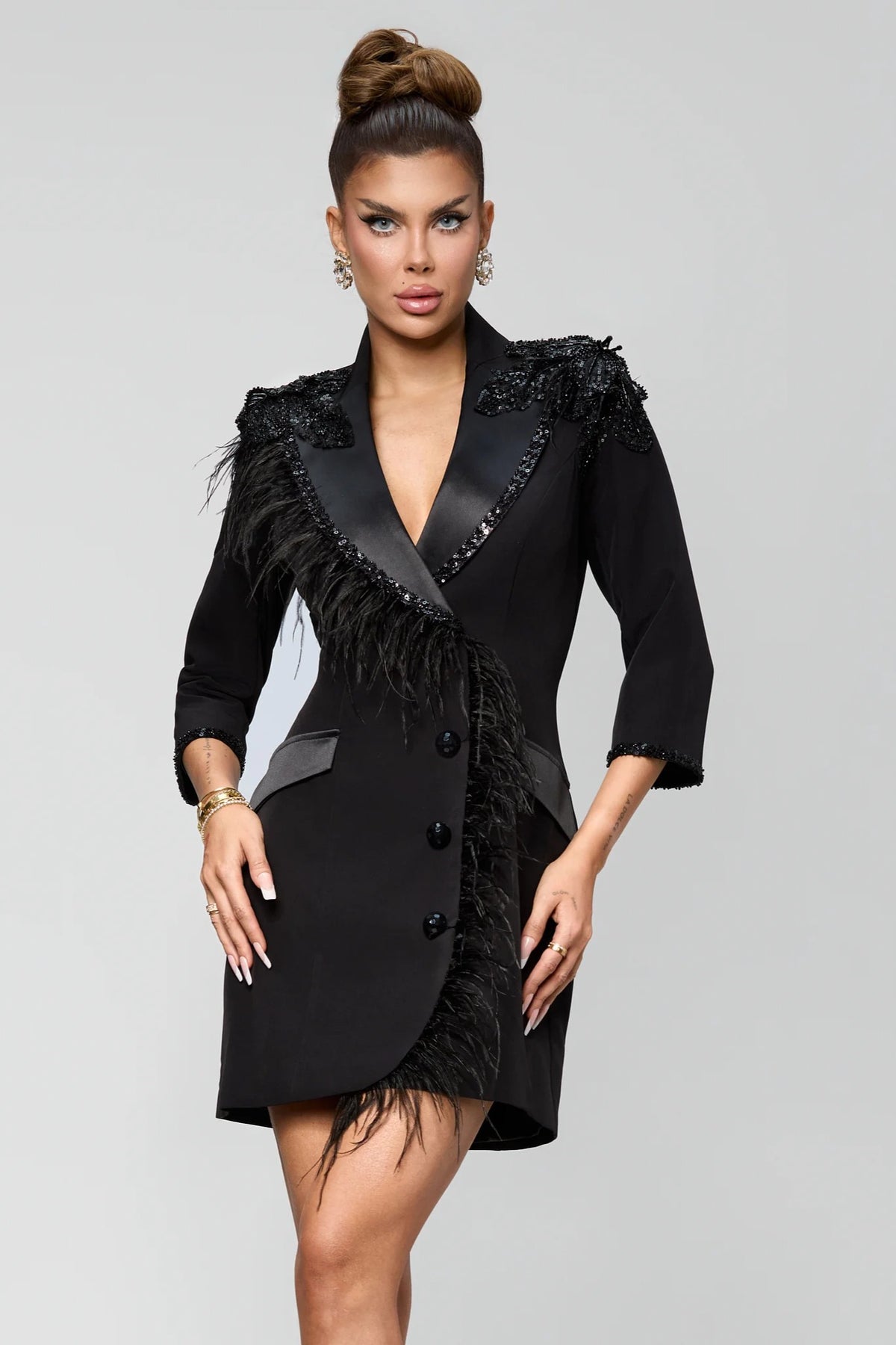 Abito blazer corto nero Bby con piume, perline e ricami floreali, elegante e alla moda, indossato su una modella.
