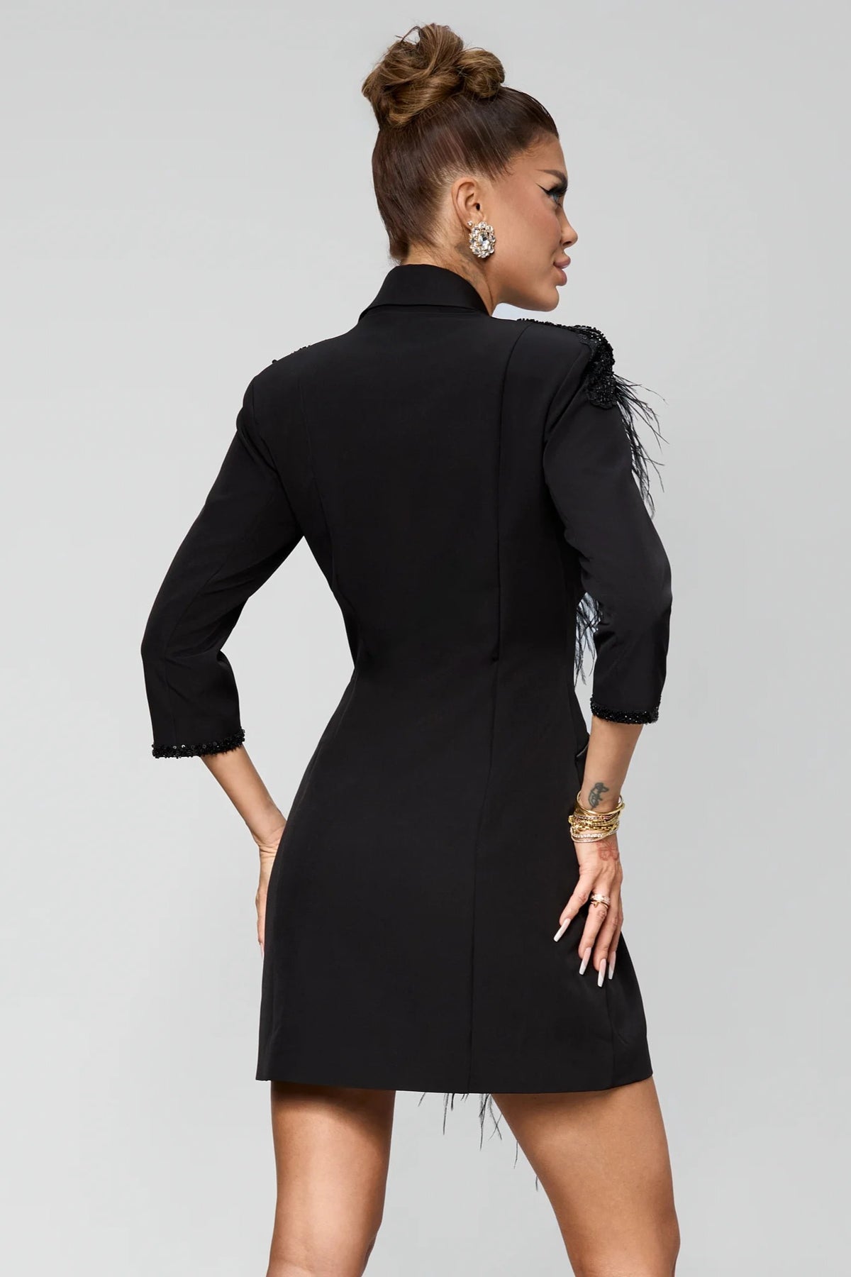 Abito blazer corto nero Bby con piume, perline e ricami floreali, elegante e alla moda, vista in primo piano.