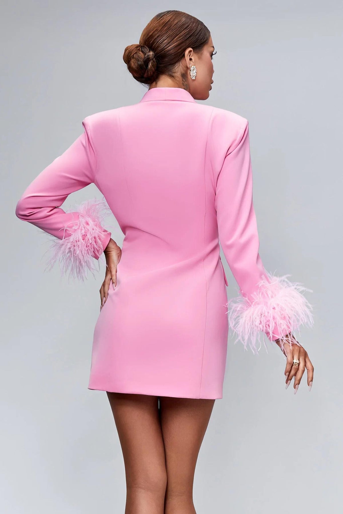 Abito blazer corto rosa Bby con dettagli decorativi e piume, vestito elegante e alla moda per occasioni speciali.