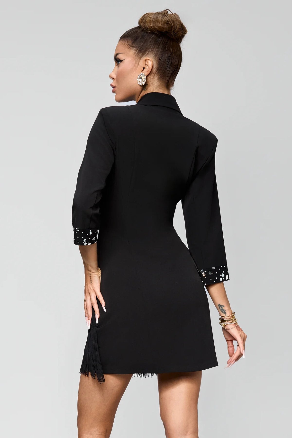 Abito blazer nero Bby con strass, bottoni gioiello e gonna a frange decorativa, elegante e alla moda.